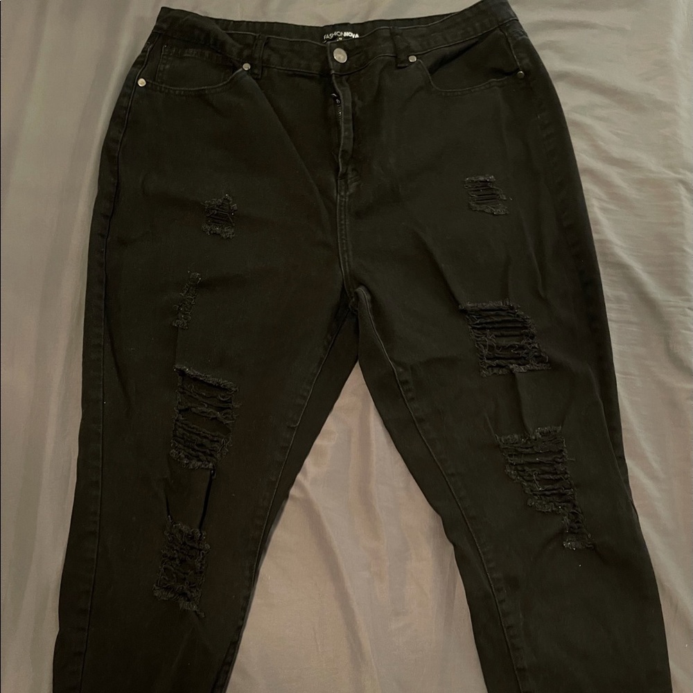 FashionNova distressed jeans size: 1x
